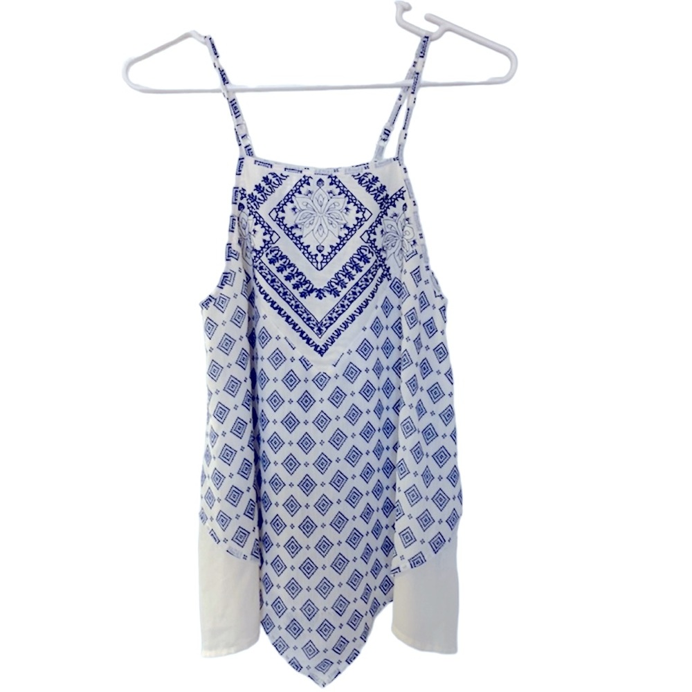 About a girl Junior’s blue/white floral aztec tank top size XS‎